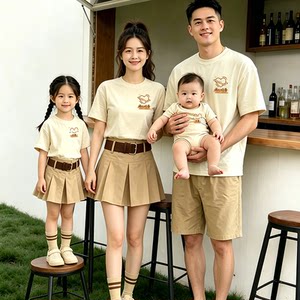
Baby parent-child clothing for a family of three and four, one month old and one hundred days old, taking a family portrait, adding weight in summer, and enlarging the size of the T-shirt