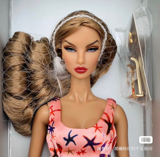Fashion Royalty Natalia Bombshell doll