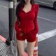Red V -neck long -sleeved t -shirt female early autumn slimming thin bottom shirt arc hot girl unique top
