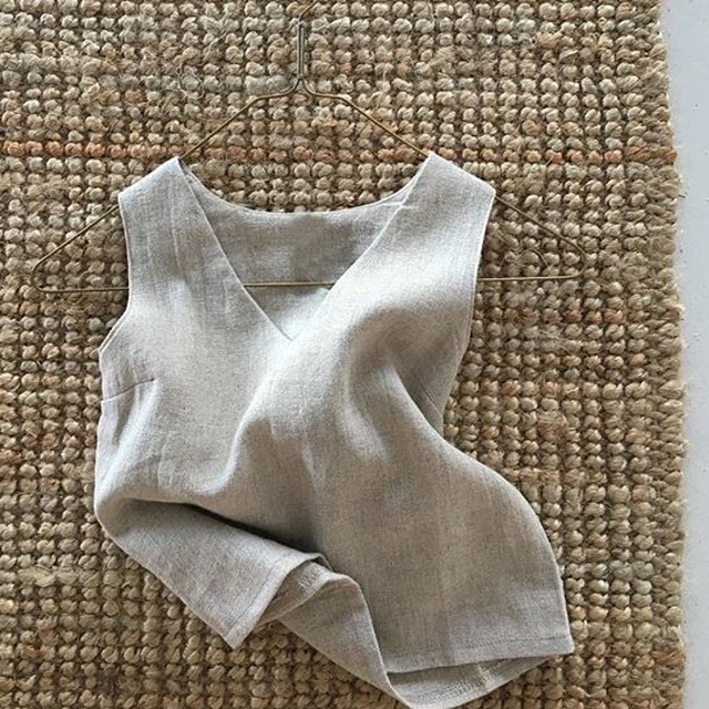 The sharing price is so cheap that French linen has a strong texture. Pure linen vest is comfortable and simple, practical and cool.