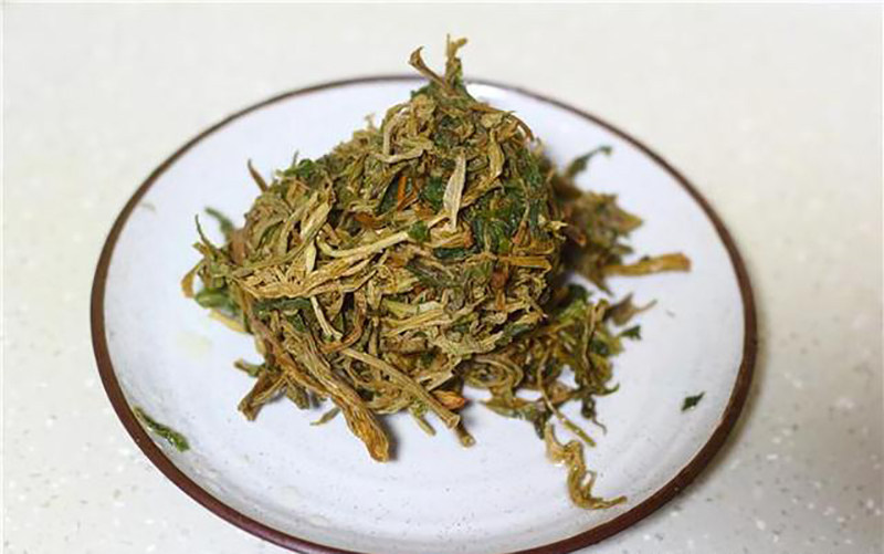 3,干香椿用水清洗干净后浸泡15分钟左右捞出拧干水分,浸泡过香椿的水