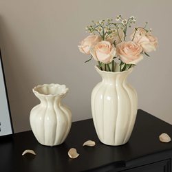 Ceramic Vase with a High-End Vintage White French-American Style, Suitable for Living Room Hydroponic Arrangements, Flower Arrangements, and Cream-Style Decoration