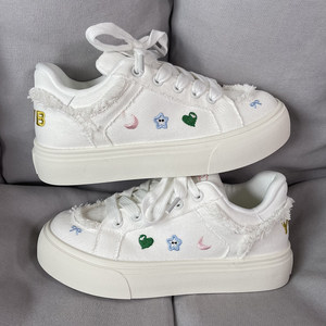 
2026 spring new thick-soled white shoes for women Korean style raw edge embroidered canvas shoes for students versatile niche sneakers