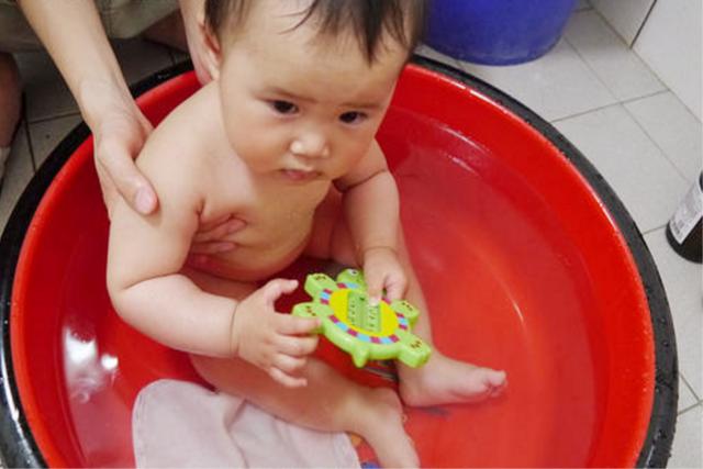 教你如何搞定宝宝洗澡适宜的水温