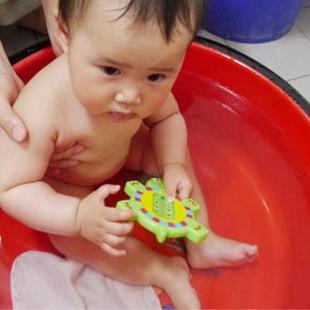 教你如何搞定宝宝洗澡适宜的水温