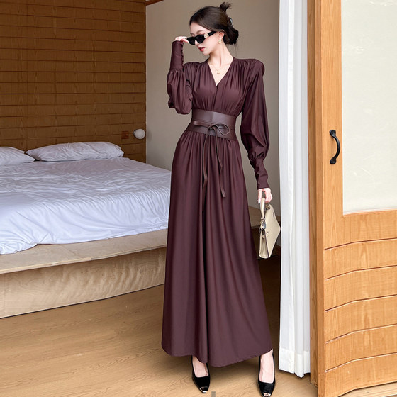 
2025 autumn and winter new French waist-hugging temperament high-end long hem skirt showing off your figure with a high waist V-neck dress