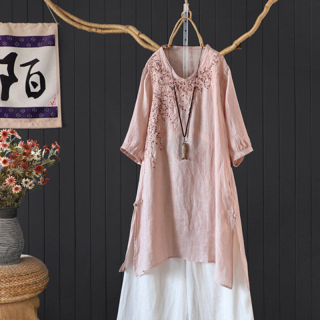 Literary temperament Mid -length round necklads, slopes, split heavy workers embroidery, sleeve fine stuffy t -shirt tea clothing