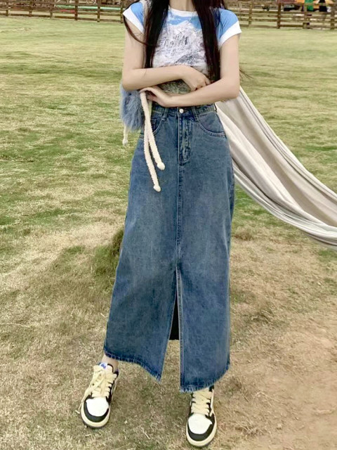 Retro denim skirt for women in summer 2025 new high-waist loose slim A-line slit straight hip skirt
