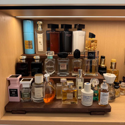 Perfume Storage Rack Desktop Multi-Layer Cosmetics Storage Rack Retro Solid Wood Aromatherapy Display Rack Dressing Table Organizer