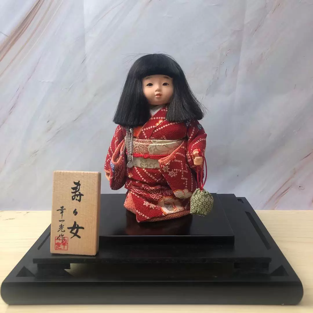 【新品】［市松人形1］日本人形／お迎え人形／金銀箔／リボンとみつ編みが可愛い／顔に傷汚れが有ります／高さ45.5 cm／台22.5×18×1.5 cm 市松人形