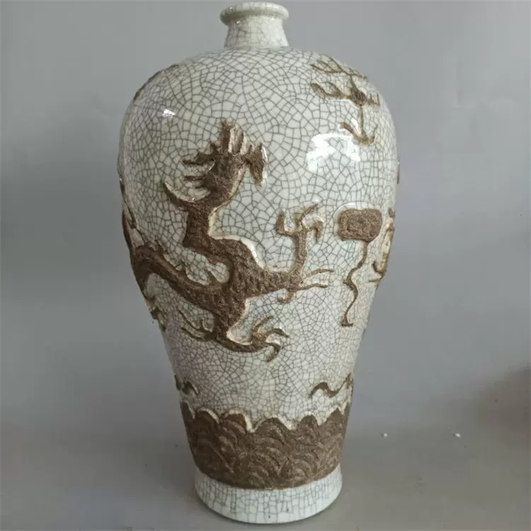 宋代白釉裂紋手工浮雕龍梅瓶