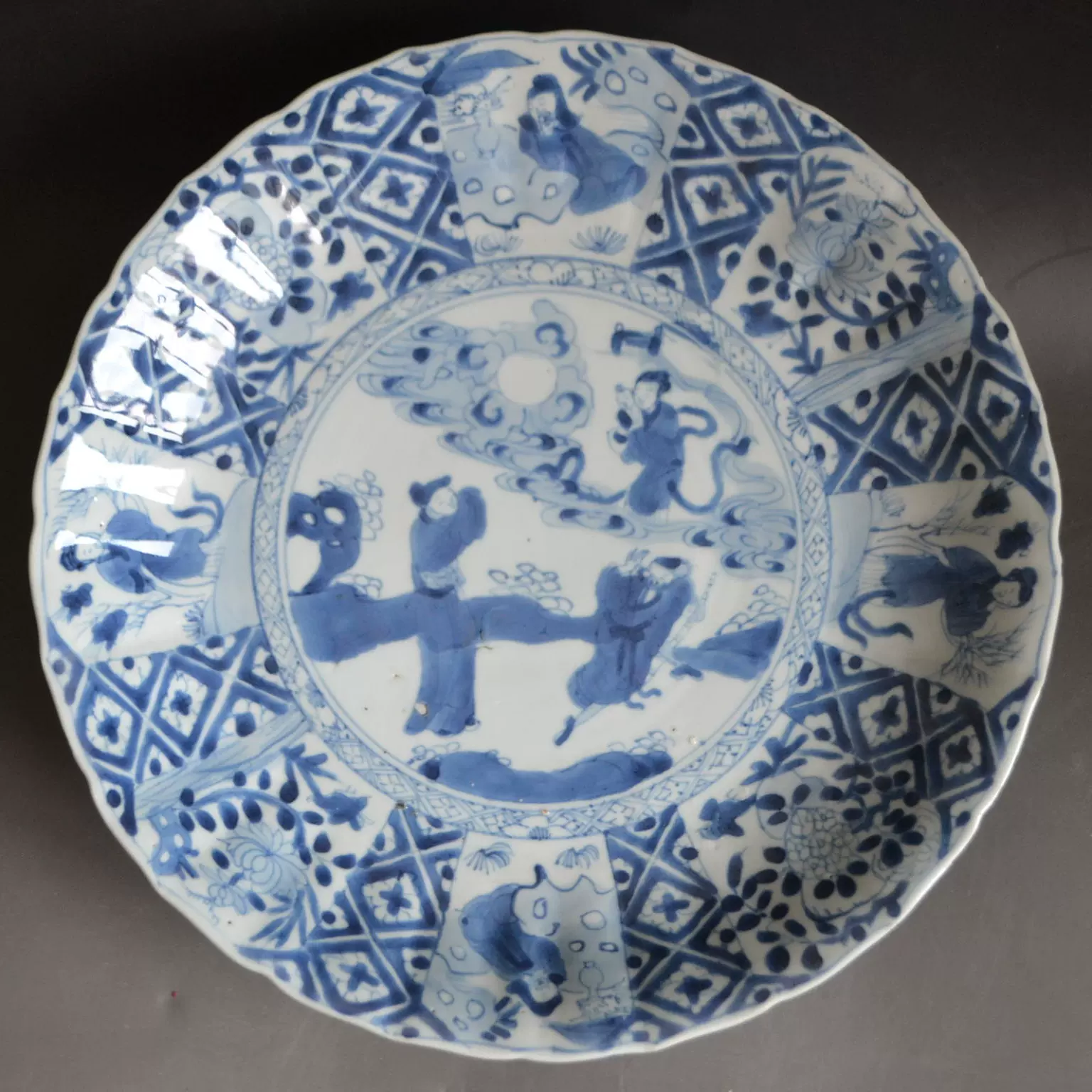 清康熙青花凤凰人物故事折沿深盘