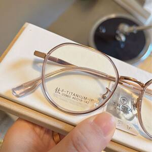 
Gold glue titanium light small frame glasses frame 46 size suitable for high-end glasses, can be equipped with myopia anti-blue light glasses