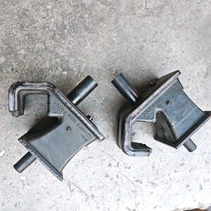 
Suitable for Zhengzhou Nissan Pickup Navara engine mount rubber pad machine foot rubber engine bracket pad machine rubber