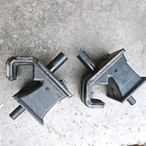 
Suitable for Zhengzhou Nissan Pickup Navara engine mount rubber pad machine foot rubber engine bracket pad machine rubber