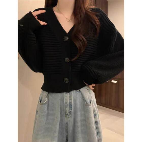 
V-neck short knitted cardigan jacket for women in autumn loose lazy fashion sweater small high-waisted shoulder top
