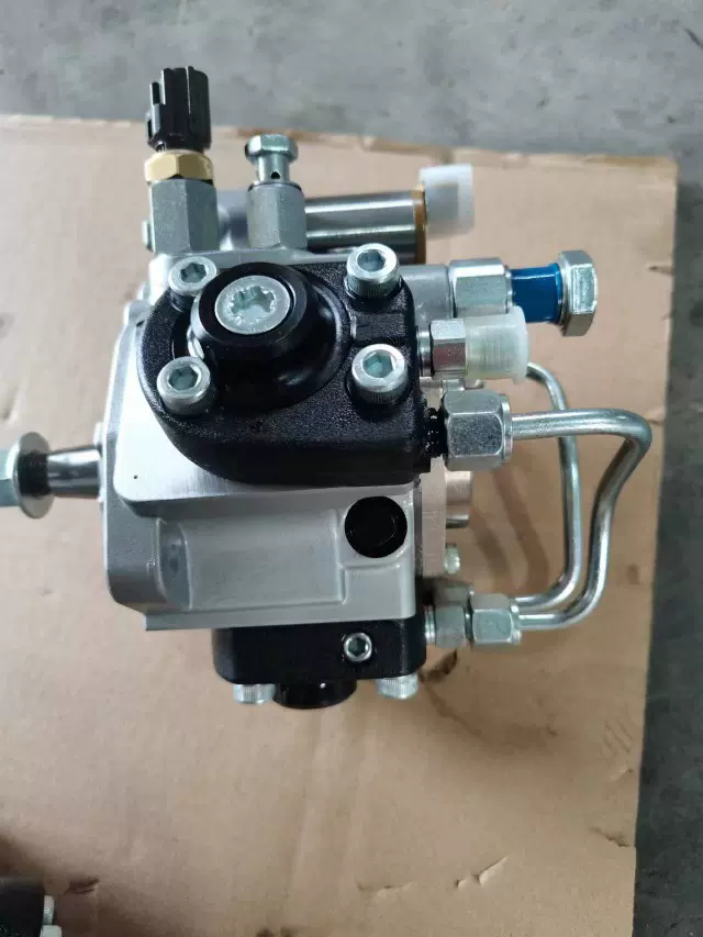 。出品 095000-1520共轨喷油器8-98243863-0适用于ISU-ZU 4HK1柴油发动机