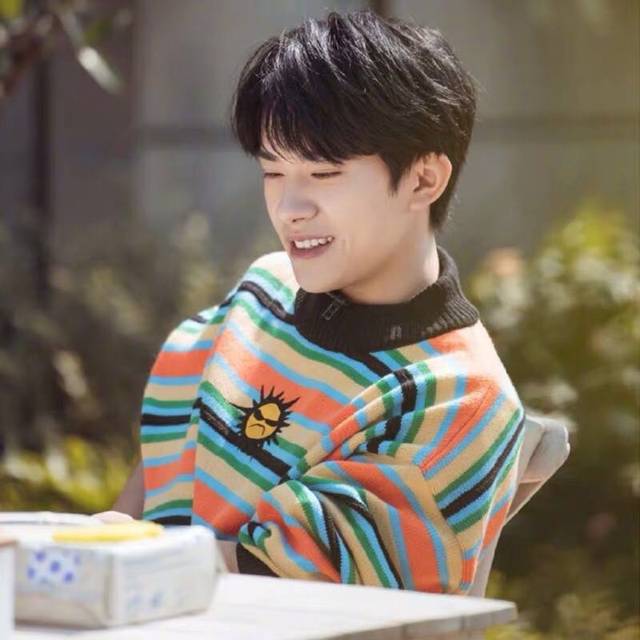 Yi Yang Qianxi's same style clothes rainbow striped sweater autumn and ...