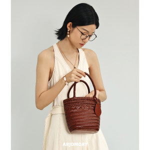 
ARJOMORY new hand-woven bucket bag 2026 summer popular woven bag high-end portable shoulder bag