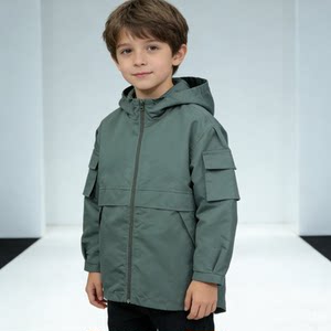 
Hard and crisp windproof and water-repellent fabric Multi-pocket design