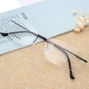 
Rimless glasses for women who are purely lustful and show off their face and personality. They can be equipped with color-changing anti-blue light myopia eye frames for men.