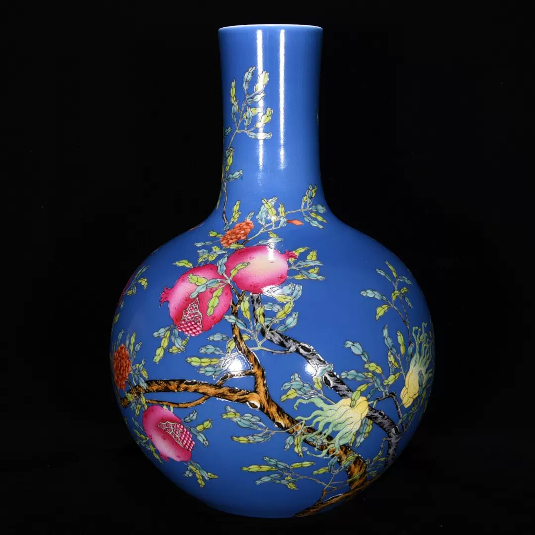 中国　古美術　花瓶　青花缠枝莲纹玉春壶　乾隆年製在銘 大清乾隆年制款青花贴画缠枝莲纹玉壶春瓶