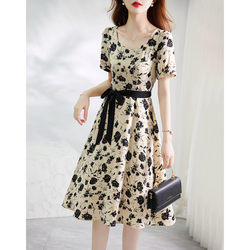 High-End Floral Rose Dress 2026 Summer New Style Waist-Slimming Retro Age-Reducing Lace-Up Mid-Length Skirt
