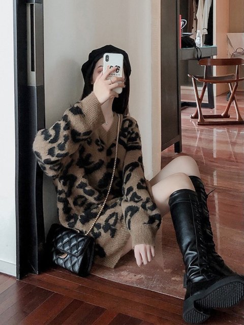 Lazy style French internet celebrity commuting inner wear leopard print sweater loose v-neck top mid-length large-size sweater for women
