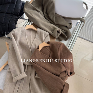 
100 wool. Waisted mid-length double-sided wool. Elegant autumn and winter coat MR