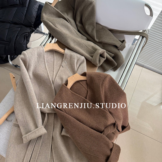 
100 wool. Waisted mid-length double-sided wool. Elegant autumn and winter coat MR