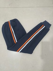 
Customizable school uniform trousers for middle and high schools with navy blue stickers in front and white strips behind orange strips and ties.