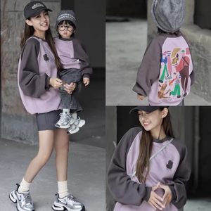 
High-end parent-child clothing for a family of three and four, sweatshirts that hit the streets for mother and daughter, baby, brother, sister, and brother, autumn and winter children's clothing