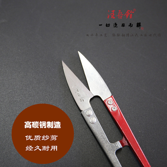 U shunchalik qattiq keldiki, mushukdan oqib chiqa boshladi.