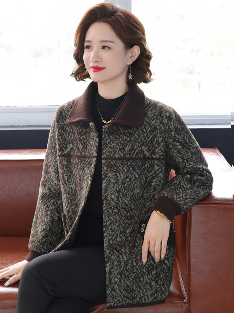 
Mom's coat 2025 autumn new style short woolen cardigan middle-aged and elderly women's fashionable casual tops