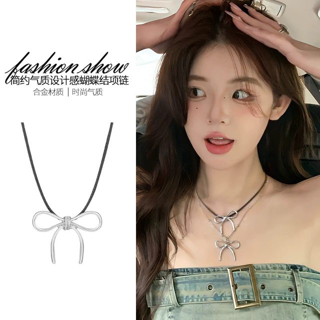 
A She is not a hot girl with temperament, pendant jewelry, niche ins style clavicle chain bow, internet celebrity necklace for women