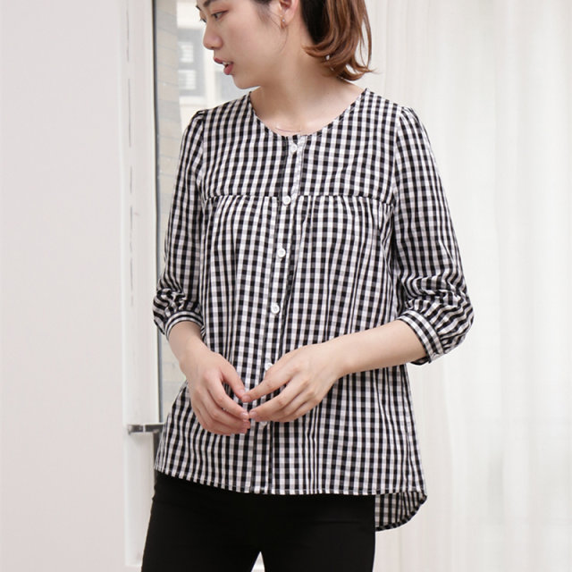 Retro black and white plaid shirt female medium long V -neck seven -point sleeve lantern sleeve sleeve sleeve jacket loose large size early autumn
