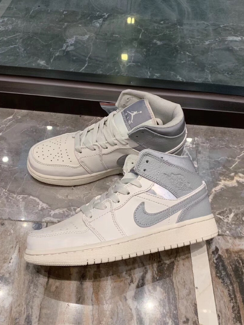 AJ1 雾灰GS中帮女鞋