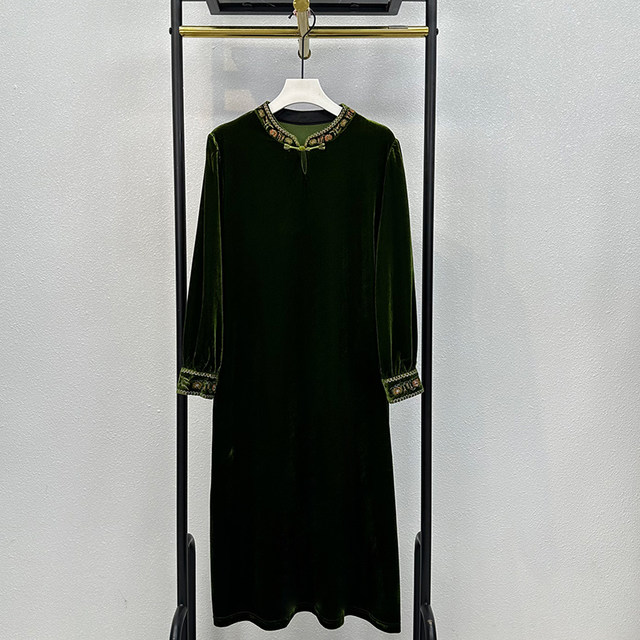Velvet dress Mom 2025 spring new women's clothing high-end middle-aged embroidery noble and improved cheongsam skirt women's clothing
