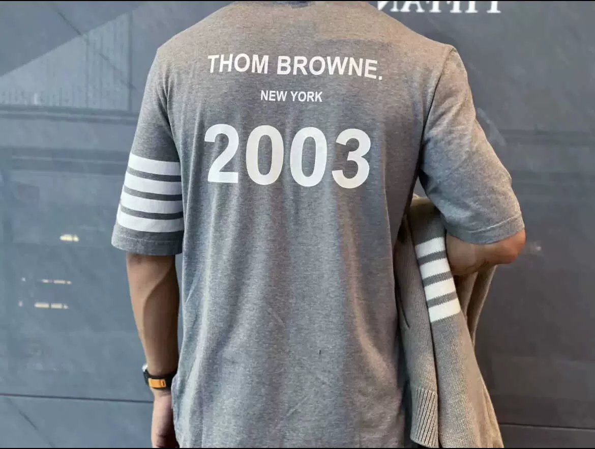関税送料なし【THOM BROWNE】ネームタグ T-Shirt 半袖 Cotton Thom Browne mix-pattern Cotton Shirt | White | FARFETCH