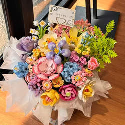 Building Block Flower Hug Bucket, Colorful Rose Bouquet, Hand-Assembled DIY Complete Set of Materials, Holiday Gift for Boys and Girls