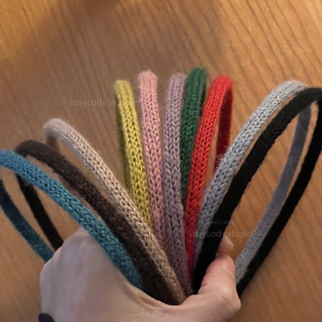 Very plain and stylish. The narrow version is very Korean. Gentle woolen hairband. Simple four-season thin headband hairpin for women.