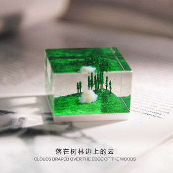 
Clouds fall into the grass and handmade glue-dropping desktop decoration