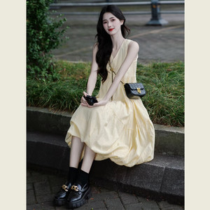 French milky yellow V -neck sleeveless vest dress female summer new gentle wind, loose, thin A -line bud skirt
