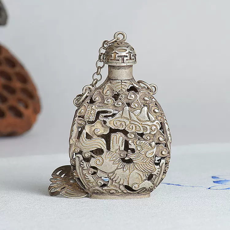 送料無料，新品 【櫻】中国美術 時代古玩 染付色絵花鳥文鼻煙壺 唐