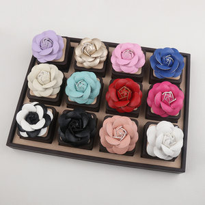 
Leather flower manufacturers have ready-made leather sandals, flower costumes, accessories, slippers, flowers, children's hats, hair accessories, woven baskets and inlaid flowers.