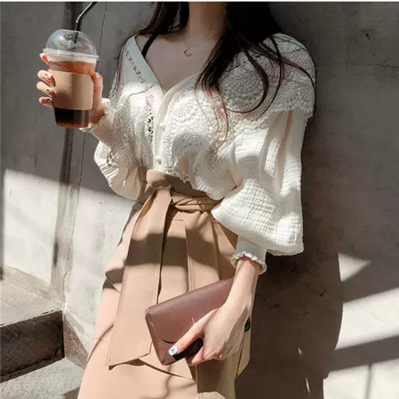 2023秋季法式衬衫设计感小众V领镂空花边灯笼袖蕾丝衫女长袖上衣-Taobao