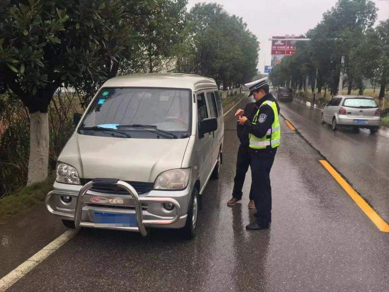 面包车上路拉人拉货都被罚?这里没弄清楚-汽车112