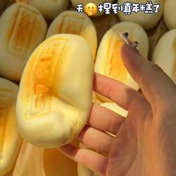 Soft and soft feeling, slow simulation of red date yogurt bread, slow rebound, pinching and decompression model props