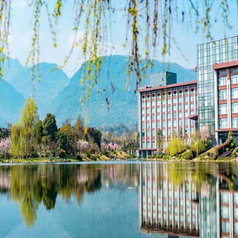 峨眉山恒邦艾美度假酒店/经典园景大床房+峨眉山风景区3天2晚 - 定制游预订