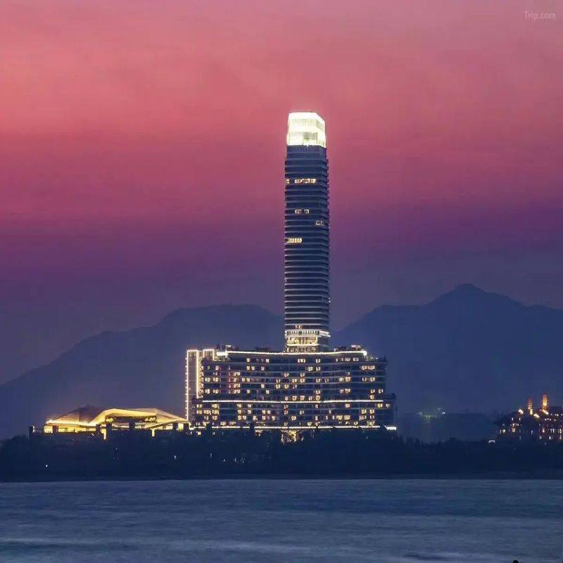 三亚保利瑰丽酒店2-3晚+早餐+饮品+礼遇/家庭美食/水上桨板/水晶船体验+高尔夫体验